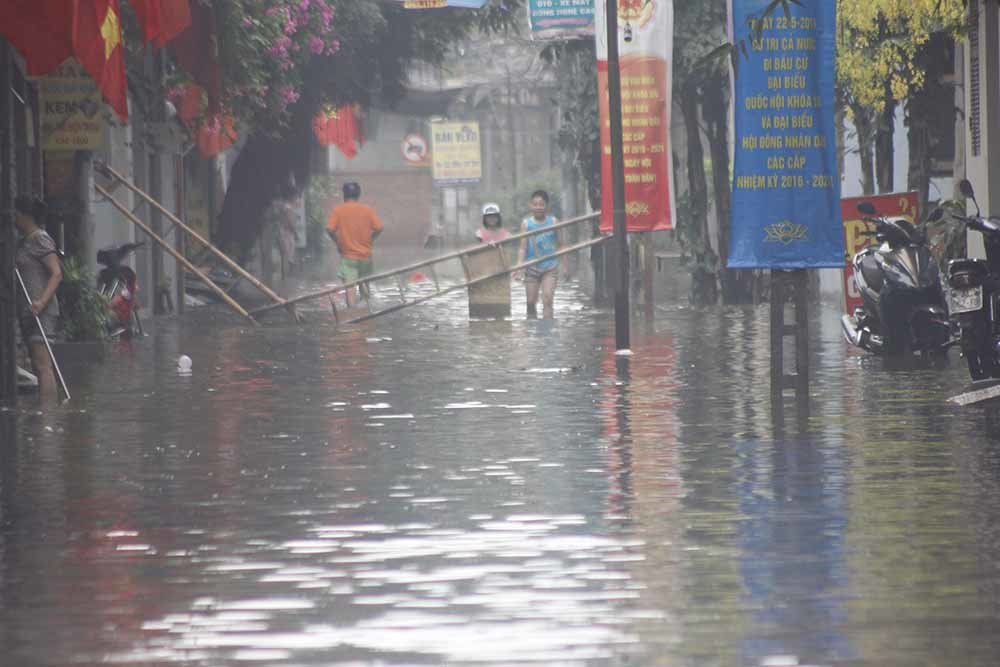 Bì bõm ở nơi ngập nặng nhất Hà Nội