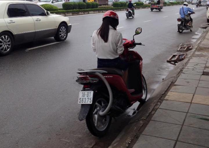 Độc chiêu chế ống xả xe máy chống ngập hot nhất Hà Nội