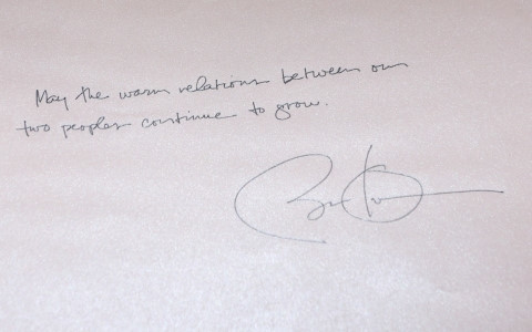 Ông Obama ghi gì trong sổ lưu niệm tại nhà sàn