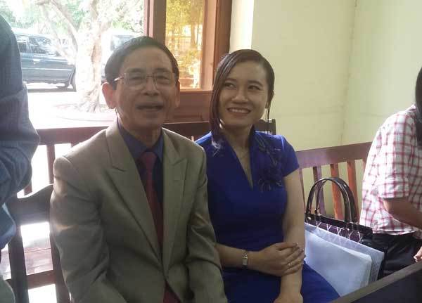 Đại gia Lê Ân cùng vợ trẻ vui vẻ tại tòa