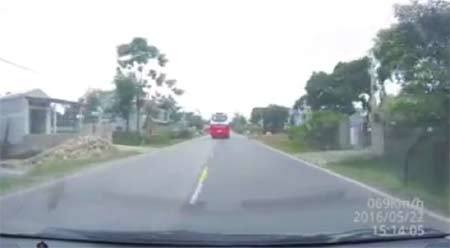 Ô tô chạy với tốc độ cao đâm trúng bé trai đạp xe sang đường