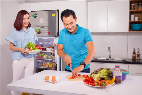 Huỳnh Đông nấu tiệc mừng sinh nhật vợ