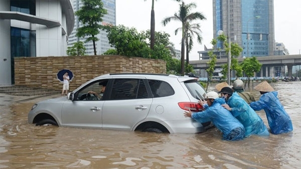 Kỹ thuật lái xe ô tô an toàn trên đường ngập nước