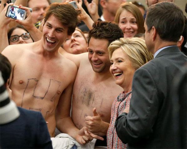 Hillary bối rối vì hai chàng đẹp trai cởi trần