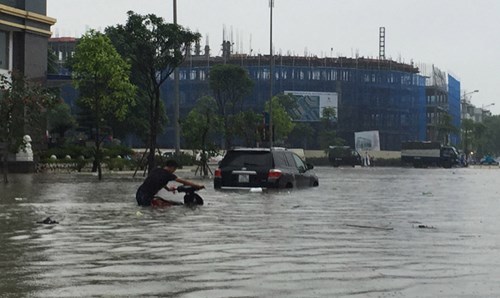 Ô tô ngập nước, cư dân khu đô thị mới thiệt hại tiền tỷ