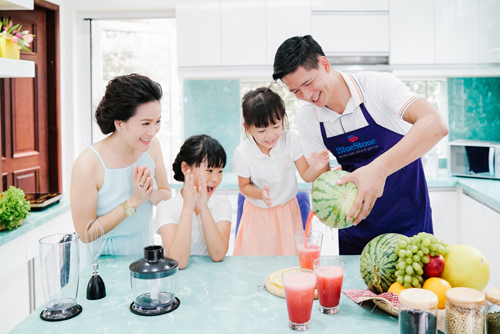 Bình Minh cùng hai con gái vào bếp