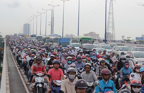 Xe bồn cán chết người, cửa ngõ Sài Gòn tê liệt hơn 2km