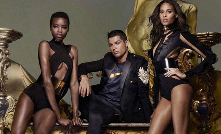 CR7 lả lơi với chân dài trước chung kết C1