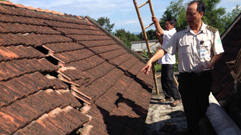 Tá hỏa vì máy bay hạ cánh làm tốc mái nhà