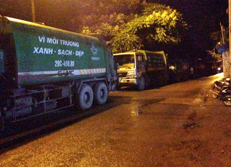 Bất bình ô nhiễm, dân HN chặn hàng trăm xe rác ùn ứ
