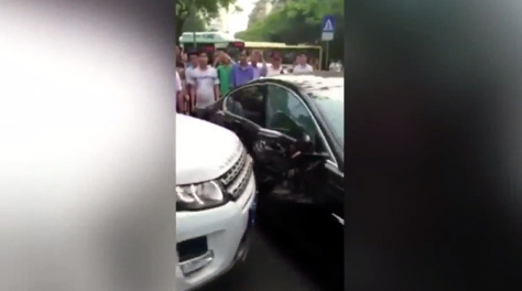 Bị chặn mất lối đi, cô gái lái Evoque đâm nát hông xe Jaguar XF