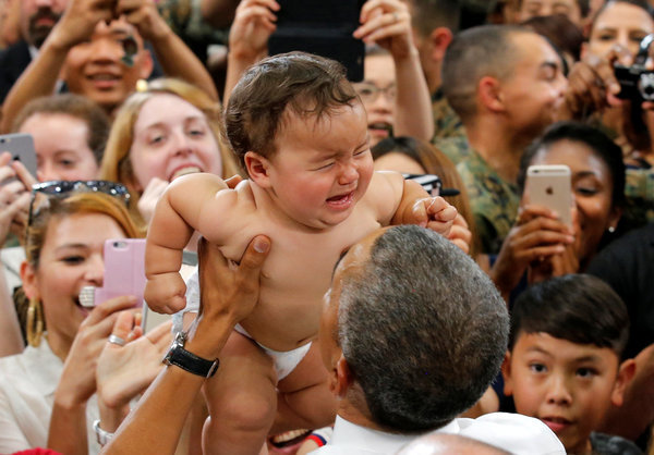 Em bé đang khóc qua tay Obama bỗng nín bặt