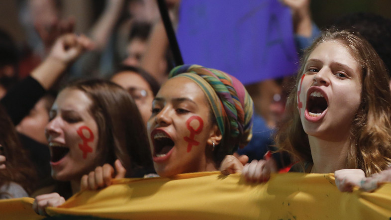 Thiếu nữ 16 tuổi bị hiếp dâm tập thể gây chấn động Brazil