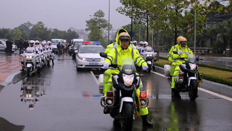 Cú ‘bám đuổi’ xe đặc vụ Mỹ của CSGT dẫn đoàn Obama