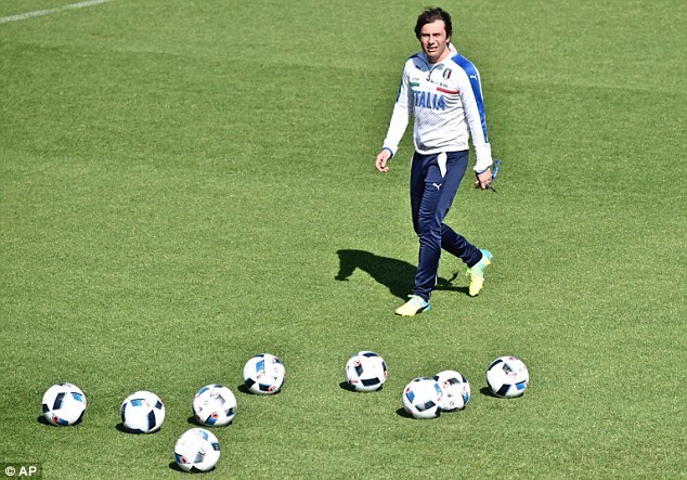 Conte dằn mặt Mourinho, không bán Willian cho MU