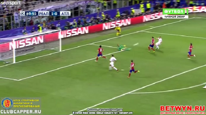 Benzema dứt điểm trúng thủ môn