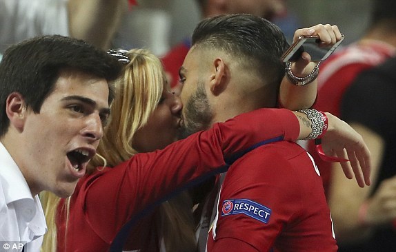 Carrasco chạy lên khán đài hôn siêu mẫu tóc vàng