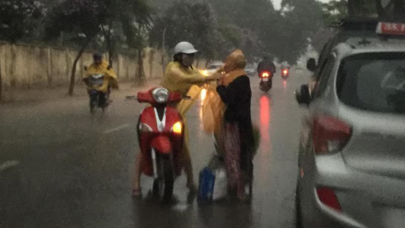 Hành động đẹp của cô gái giữa cơn mưa Hà Nội