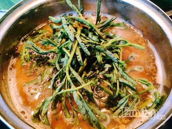 Đổi món với canh cua khoai sọ rau rút ngọt ngon