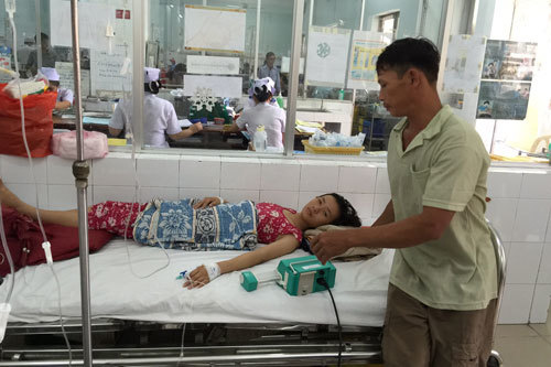Nước mắt người cha nghèo nuôi con trong bệnh viện