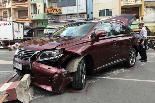 Ôtô Lexus gần 4 tỷ gây tai nạn ở Sài Gòn