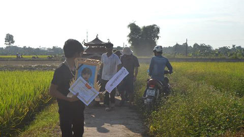 Đẫm nước mắt trao giấy khen trong đám tang 3 anh em chết đuối