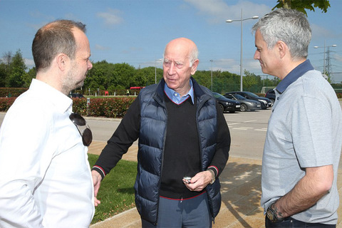 Mourinho lần đầu làm chuyện này khi ngồi ghế nóng MU