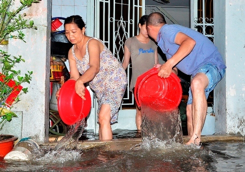 Dân Sài Gòn trắng đêm be bờ, tát nước chống ngập