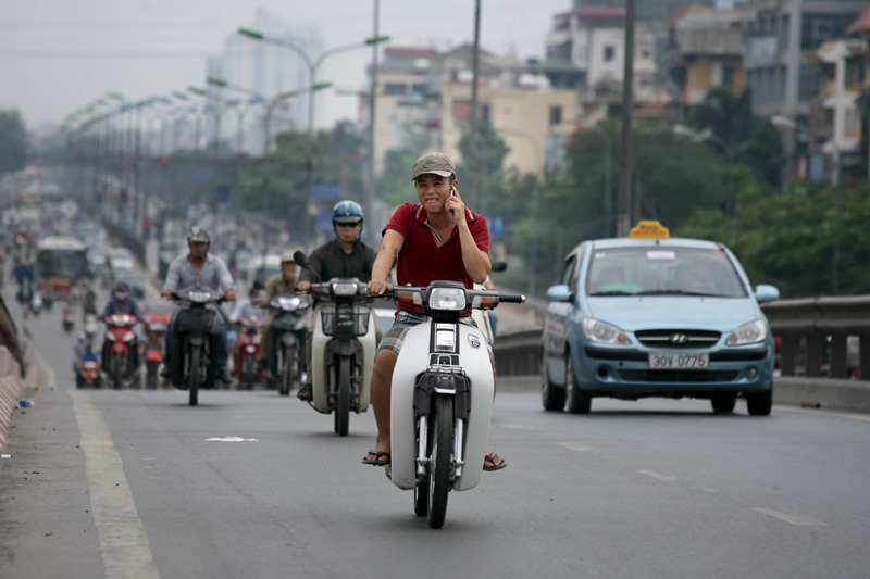 Từ 1/8, phạt tiền 'tươi' nếu đi xe máy nghe điện thoại di động