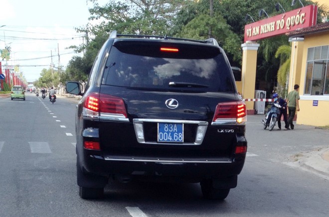 Xe Lexus tư nhân gắn biển số xanh ở miền Tây