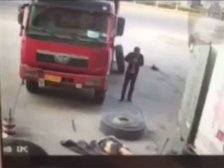 Lốp xe phát nổ khiến người thợ sửa văng lên trời, vỡ mặt