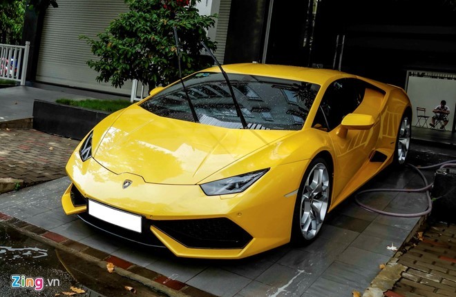 Siêu xe Lamborghini Huracan trước nhà Cường Đôla