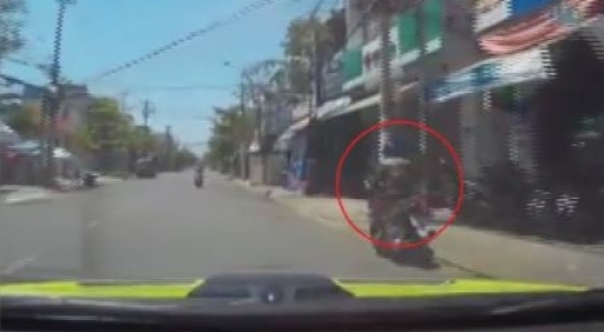 Clip xe hơi truy đuổi xe máy sau va chạm