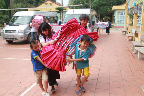 Quà 1/6 tặng trẻ khuyết tật Thụy An, Ba Vì