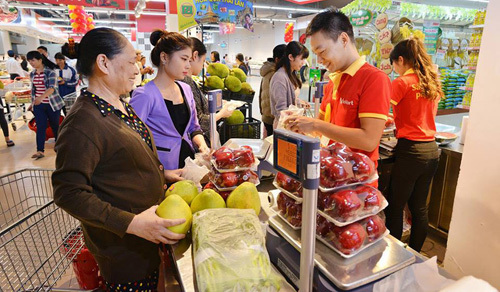 Cơn lốc hàng ngoại và cái bắt tay của các DN Việt