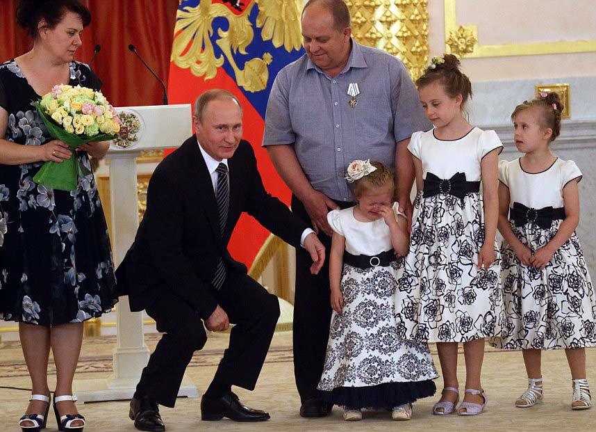 Putin lúng túng trước bé gái khóc nhè