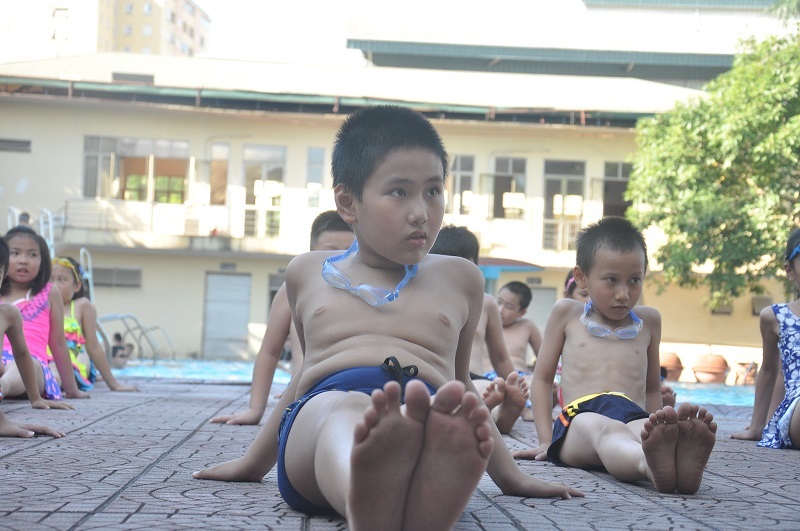 Nắng vượt 39 độ, học sinh Hà Nội được dạy bơi miễn phí