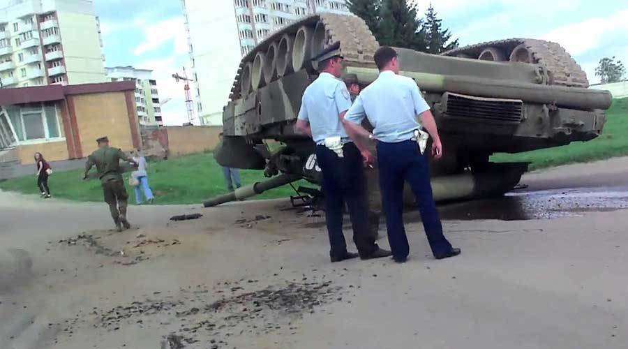 Xe tăng lộn nhào, chổng ngược giữa đường