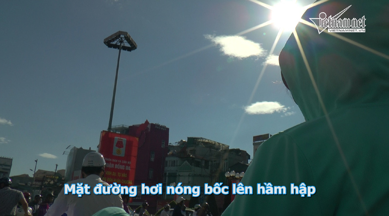 Hổn hển, ướt đầm dưới nắng chói 40 độ