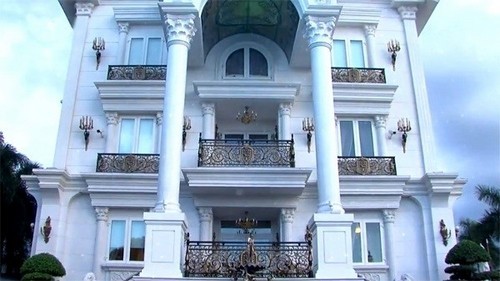 Choáng ngợp trước những dinh thự triệu đô xa hoa của sao Việt