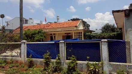 Thiếu tá bộ chỉ huy quân sự bị giết nằm bên vệ đường