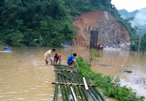 Mưa vừa đến mưa to trút xuống Đông Bắc Bộ đêm nay