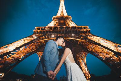Chàng Mỹ bất ngờ cầu hôn nàng Việt dưới tháp Eiffel
