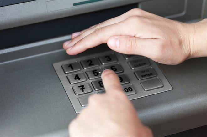 Bí kíp dùng thẻ ATM rút tiền để không xảy ra rủi ro