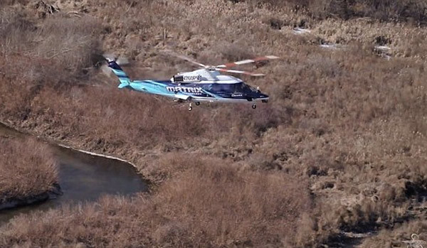 Xem trực thăng không người lái quần liệng trên bầu trời