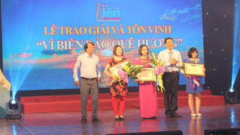 Trao giải thi viết ‘Vì biển đảo quê hương’