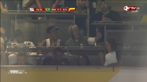 Kệ đồng đội, Neymar ngồi chụp ảnh 