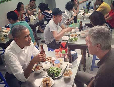 Cơn sốt 'Bún chả Obama' lan sang Singapore, bán đắt gấp đôi bản gốc