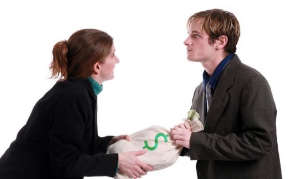 Vợ chồng ly hôn: tiền bố mẹ bên nào cho bên ấy giữ