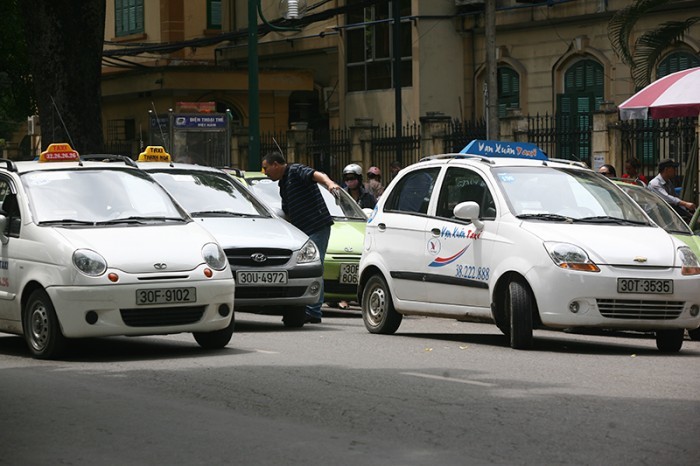 Giá xăng tăng liên tục, taxi lại 'rục rịch' tăng giá cước